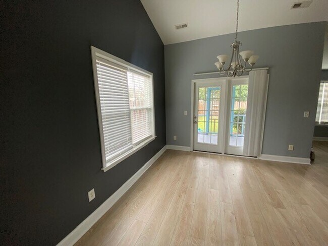 Foto del edificio - Welcome to this stunning 3-bedroom, 2-bathroom home located in Courntey Pines