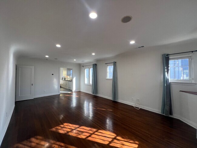 Foto del edificio - 1152 N Sycamore Ave