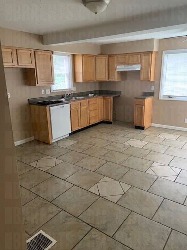 Building Photo - 151 Westbrook Dr