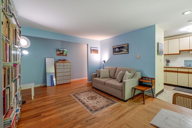 Building Photo - 1622 Farmington Ave