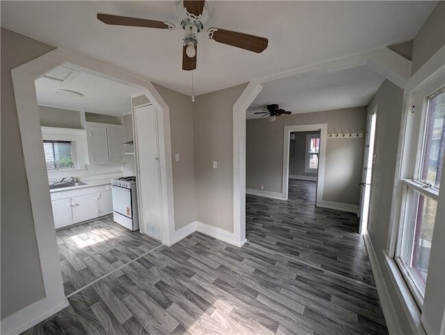 Building Photo - 613 6th St