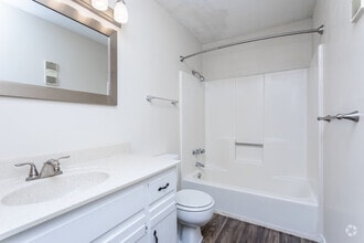 2x2 Master Bath - Harbour Club Apartments