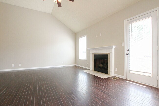 Building Photo - Pet Friendly Three Bedroom!