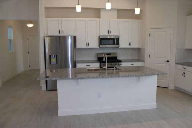 Foto del edificio - BRAND NEW 3 BEDROOM SINGLE FAMILY HPME IN ...