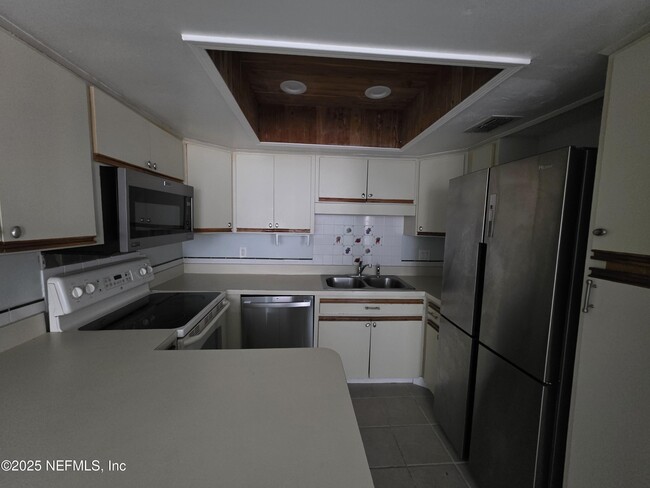 Building Photo - 1301 W Defender Ct