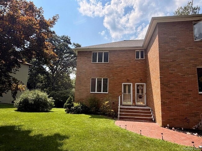 Building Photo - 110 Baron De Hirsch Rd