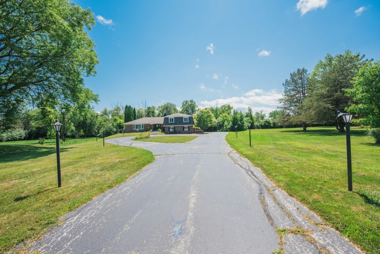 Primary Photo - 1545 W Spruce Ct