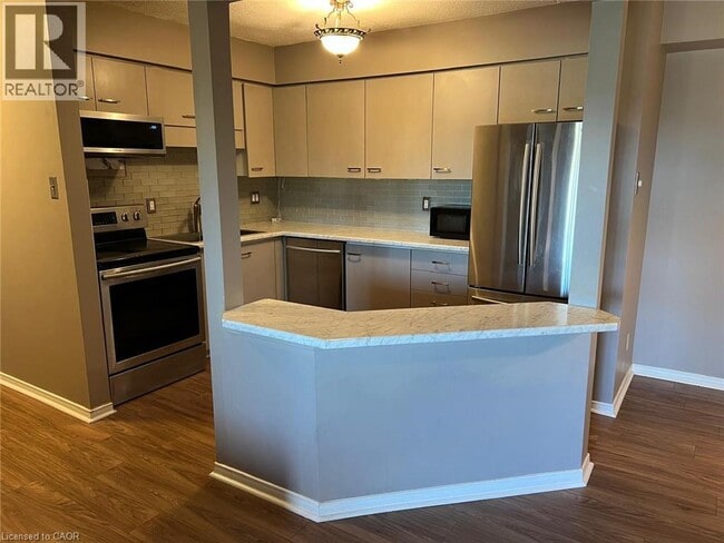 Building Photo - 3085 Kingsway Dr