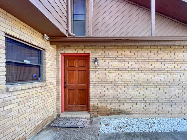 Building Photo - 102 Weatherwood Rd