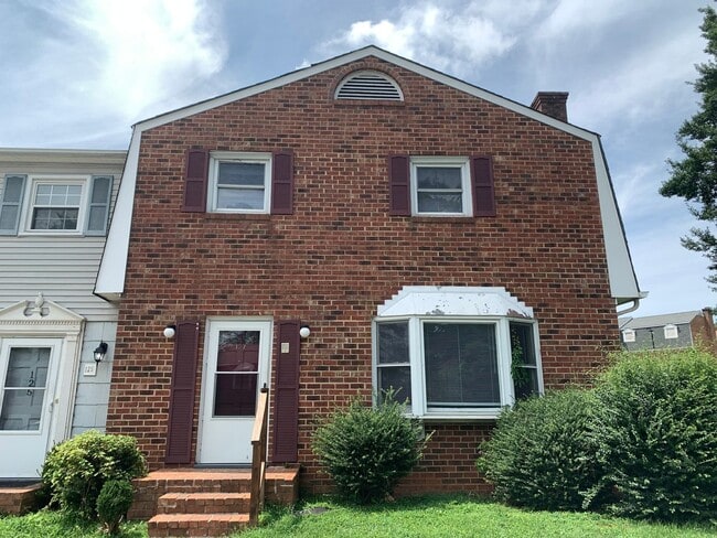 End Unit Townhome off Old Forest Road - End Unit Townhome off Old Forest Road