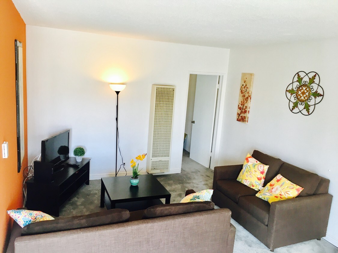 Foto principal - 1617 S Bundy Dr