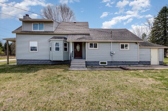 Foto del edificio - Charming 3-Bedroom Retreat with Pole Barn - $2000/Month