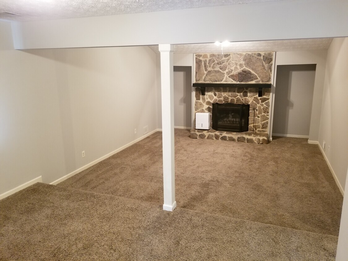 Large sunken living room with real fireplace - 2644 Valley Hill Dr