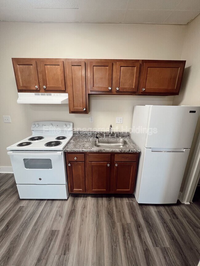 Building Photo - 1551 Bryden Rd