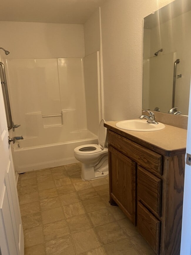 Building Photo - 810 W 10th St