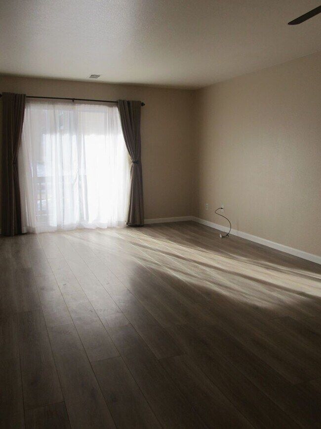 Foto del edificio - Lovely 2 Bedroom, 1 Bathroom Condo in Cast...