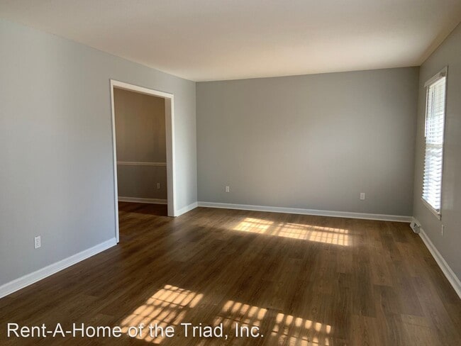 Building Photo - 4 br, 2.5 bath House - 210 Village Lane
