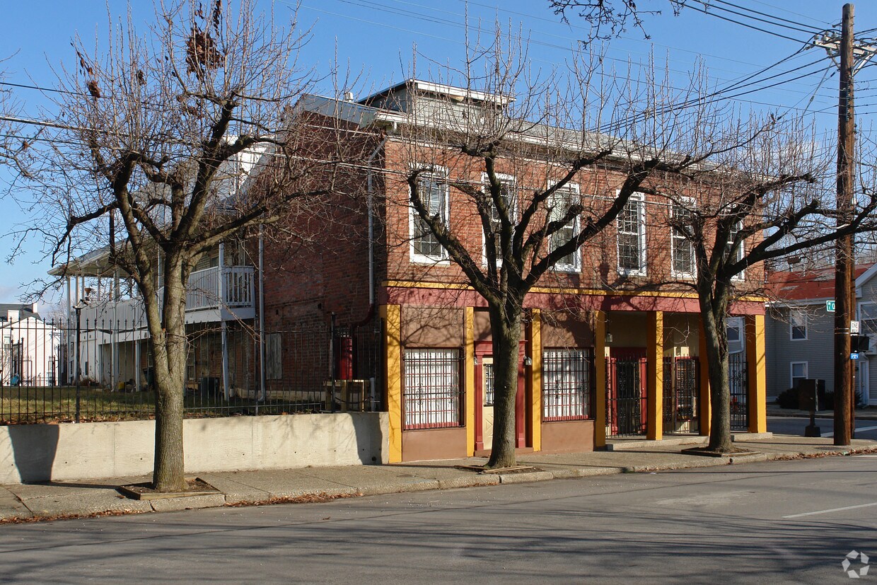 Building Photo - 741 E Chestnut St