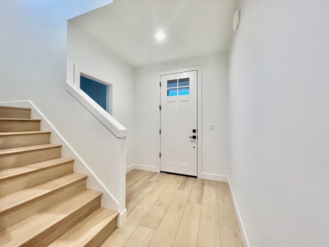 Foto del edificio - Modern Townhome Near Sandy High — Style, C...