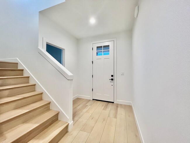 Building Photo - NEW BUILT!! STUNNING SANDY, OR TOWNHOME!