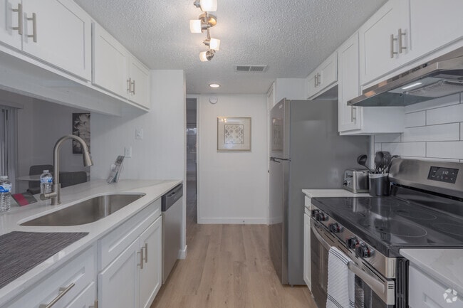 1BR, 1BA - 700SF - Kitchen - PARKSIDE ARLINGTON