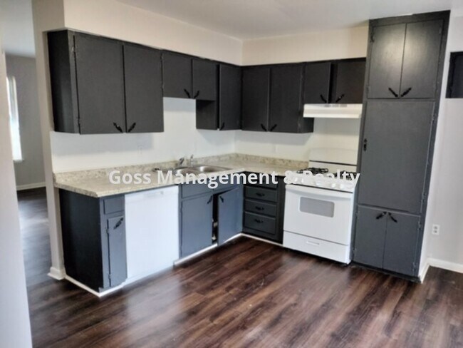 Building Photo - NEWLY REMODELED DUPLEX