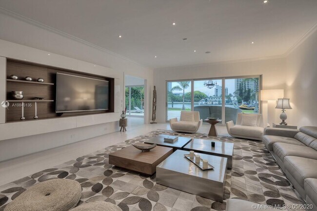 Foto del edificio - 5529 Pine Tree Dr