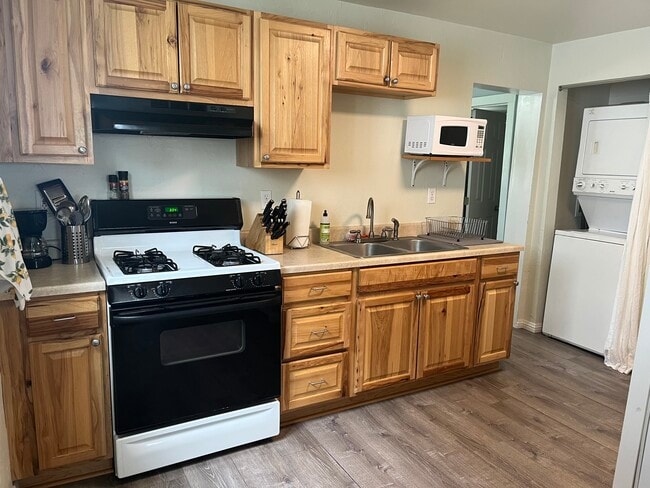 Amplia cocina con estufa a gas. - 414 S Commercial St