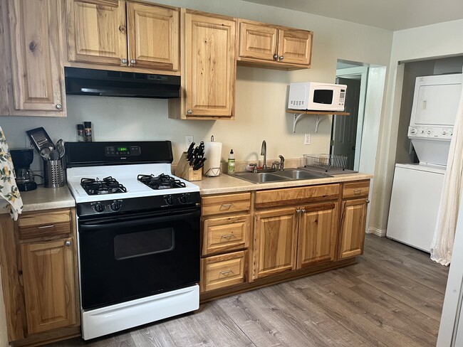 Spacious kitchen with gas range - 414 S Commercial St