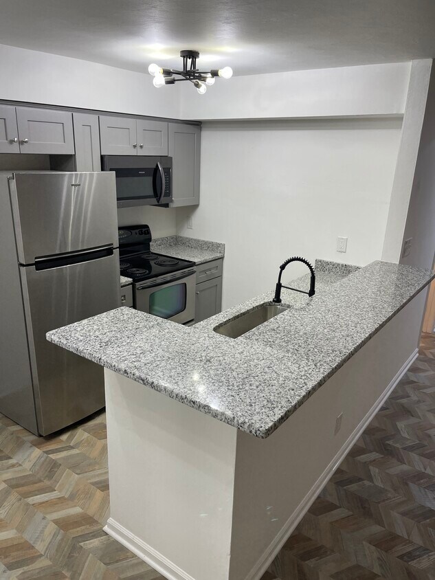 Foto principal - 7440 Fenner St