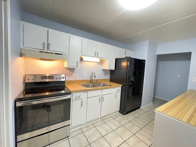 Building Photo - 1019 N Boxwood Dr