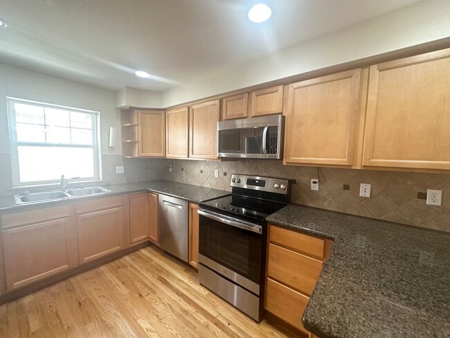 Building Photo - Spacious 2 bedroom + Office /Den, 2.5 bath...
