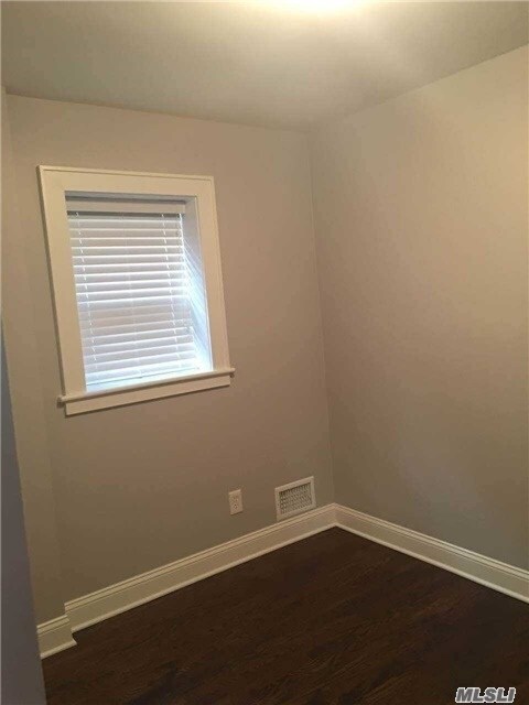 Foto del edificio - 196-44-196-45 45th Dr