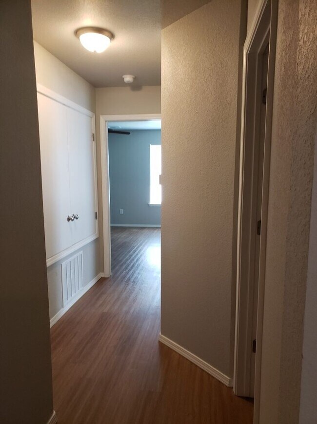 Foto del edificio - 2127 Ingalls Ln