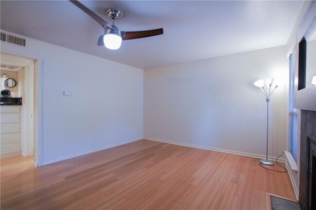Foto del edificio - Cozy Studio Home with Fireplace & Walk-In ...