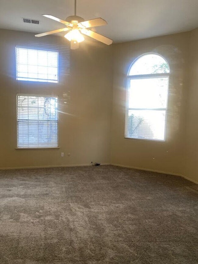 Building Photo - Cute townhome conveniently located in Nort...