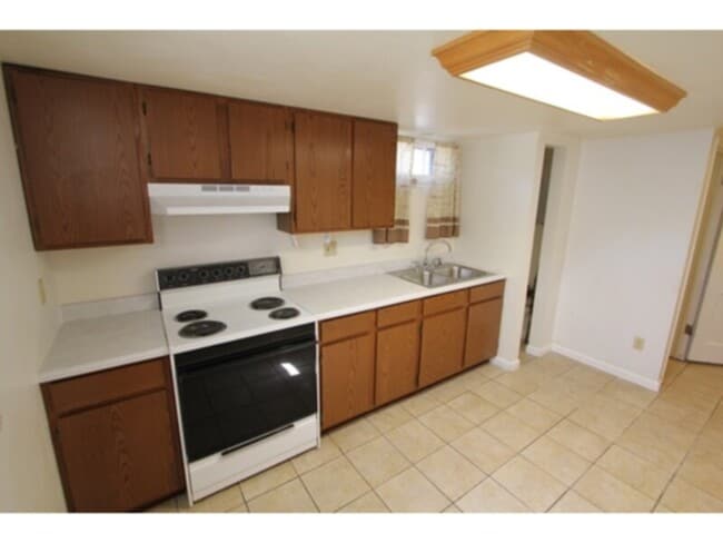 Building Photo - Charming 1 Bed / 1 Bath Duplex  Dog-Friend...