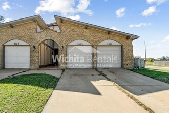 Building Photo - 2305 S White Oak Dr