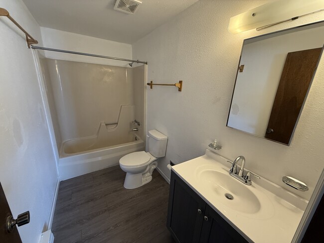 Building Photo - 413 Kings Ct