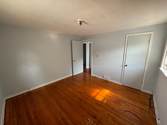 Building Photo - Allen St 207-211