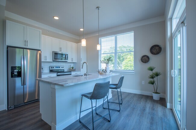 Building Photo - The Elle on Lockwood