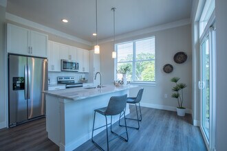 Building Photo - The Elle on Lockwood