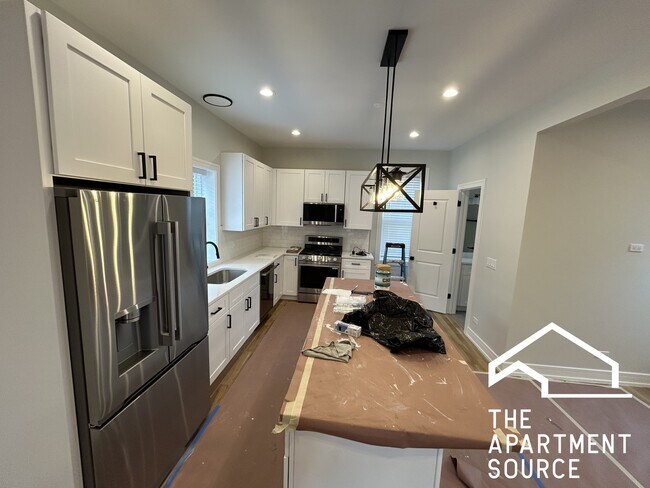 Building Photo - 858 N Paulina St