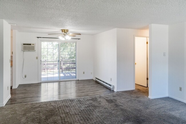 Foto del edificio - Spacious 5 Bedroom, 2 Bath Duplex with Gar...