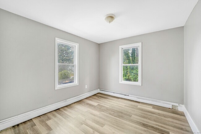 Building Photo - 158 Martin St