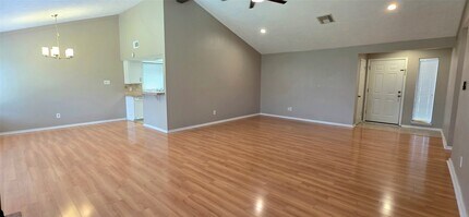 Building Photo - 3038 Shawnee Dr
