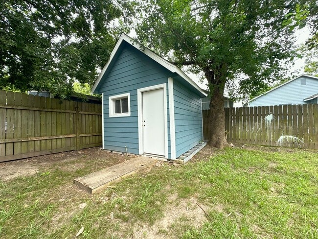 Building Photo - 305 Stimpson St