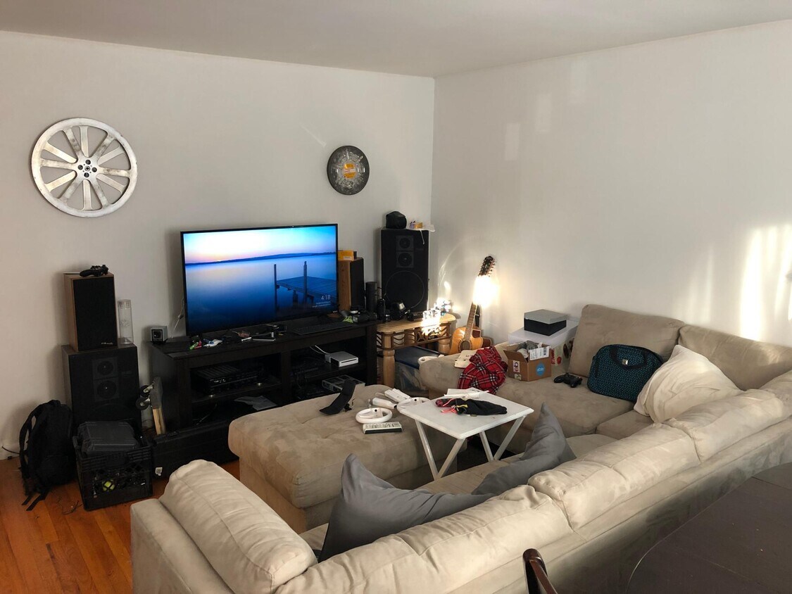 Primary Photo - 731 S Woodlawn Ave