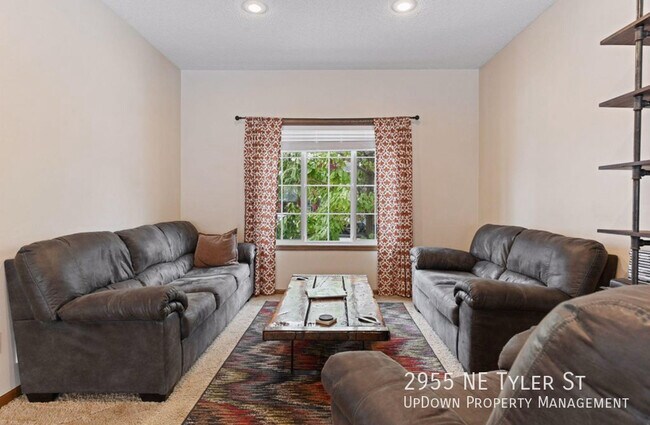 Foto del edificio - 2955 NE Tyler St