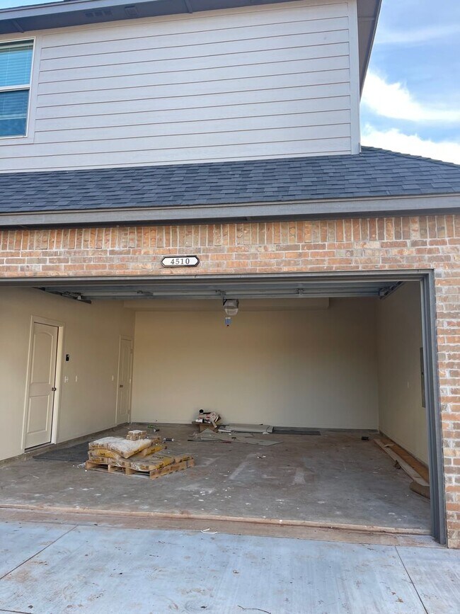 Building Photo - 3 bedroom with 2.5 bath in The Enclave